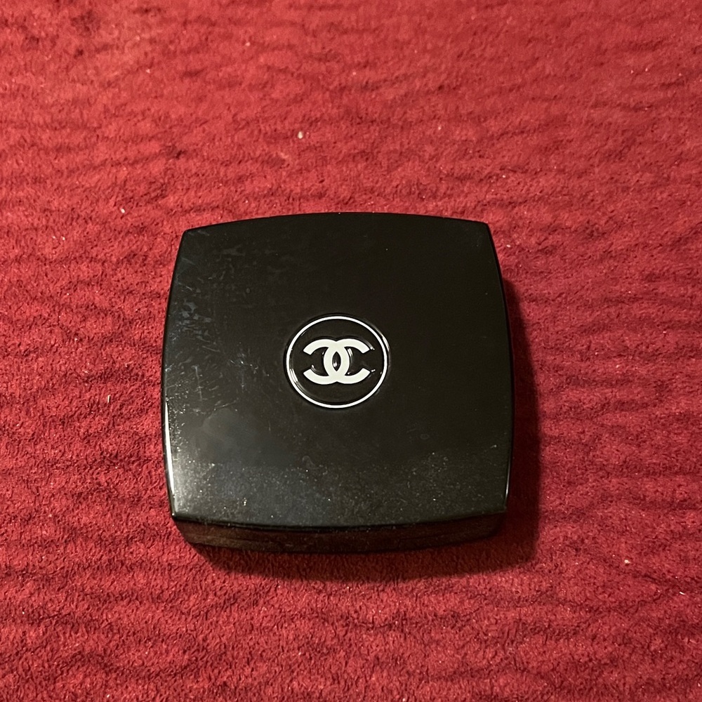 CHANEL Sleek Black Compact